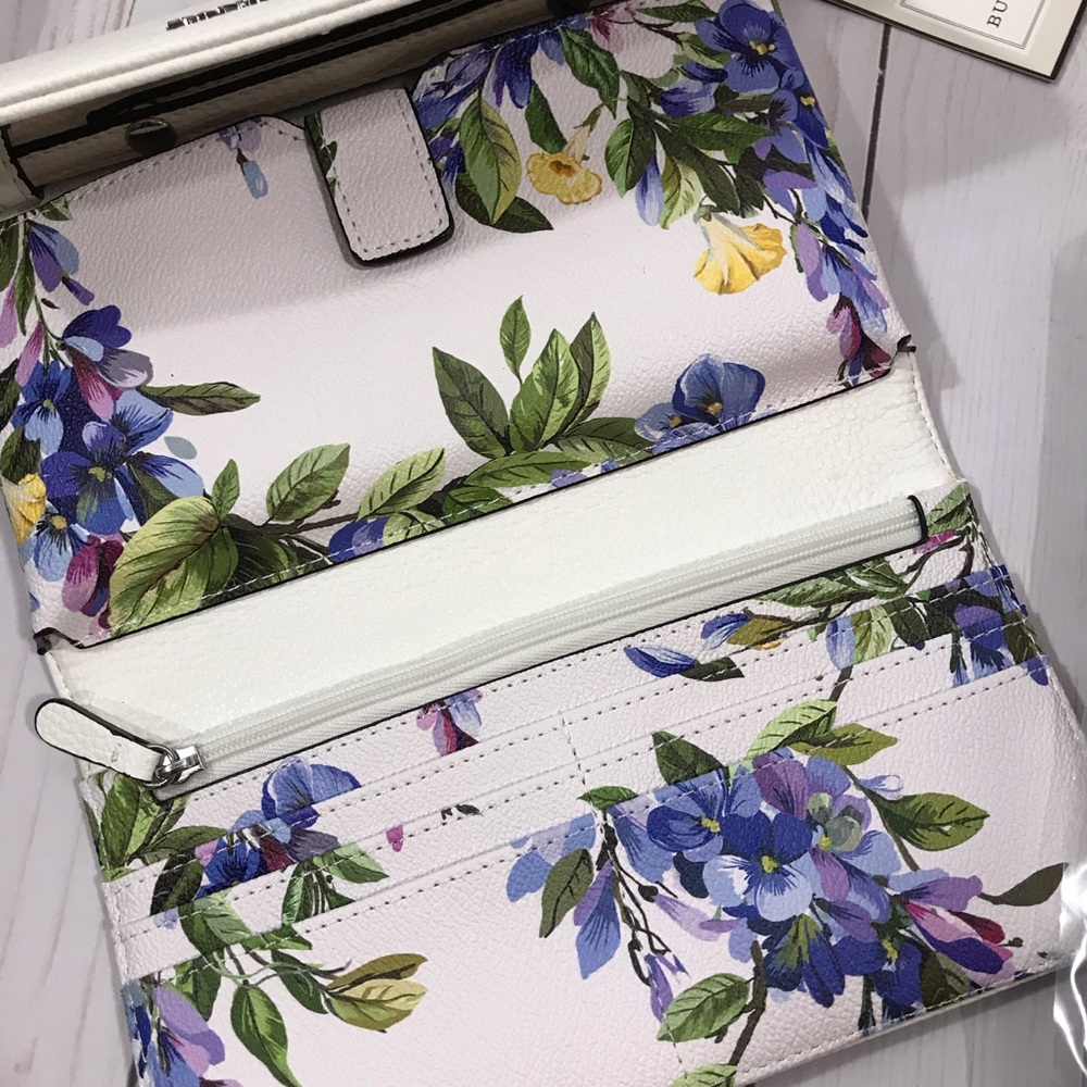 ✨HOST PICK Tri-Fold white Crossbody Wallet NWT - Picture 3 of 6